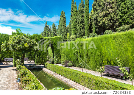 Gardens and fountains in Alhambra palace 72684388