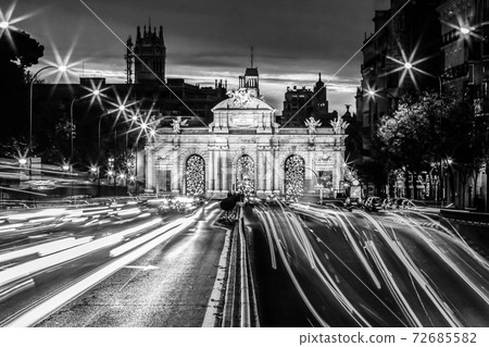 Puerta de Alcala, neo-classical monument in the Plaza de la Independencia in Madrid, Spain 72685582