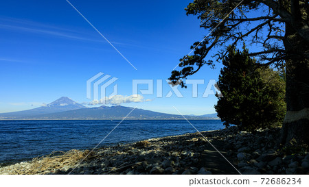 Winter in Suruga Bay involving the Izu Peninsula, Shizuoka Prefecture 72686234
