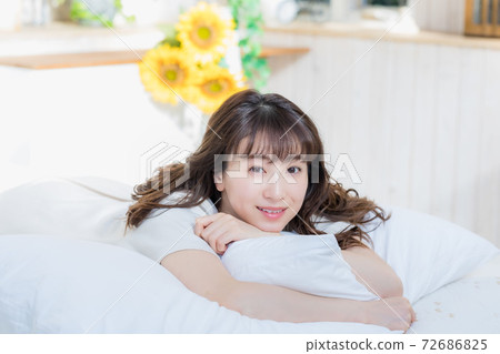 一個女人躺在床上,放鬆 一個女人躺在床上,放鬆 72686825