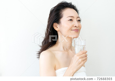 Middle woman to rehydrate Middle woman to rehydrate 72688303