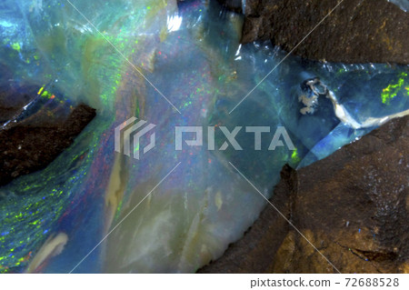 The mysterious world of rough Australian black opal 72688528