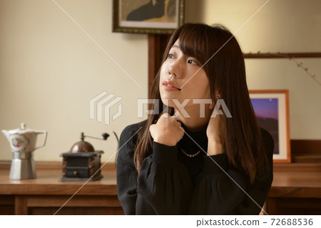 Young beautiful woman relaxing in the room Young beautiful woman relaxing in the room 72688536