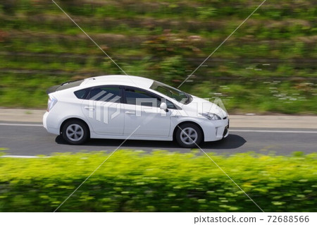 一輛正在行駛的豐田豐田普銳斯的平移鏡頭 72688566