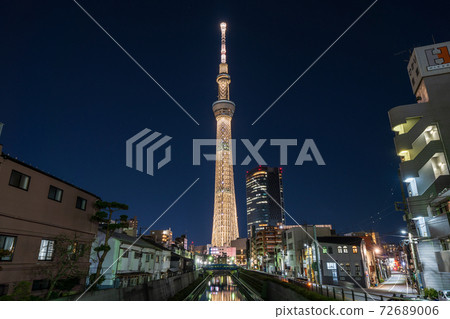 Tokyo Sky Tree Illuminated "Sakura Gold" inspired by the Tokyo 2020 Olympic Torch Relay Torch 72689006