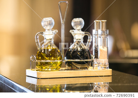 Image material of fashionable oil pot seasoning container Image material of fashionable oil pot seasoning container 72690391