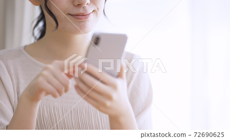 使用智能手機的少婦 72690625