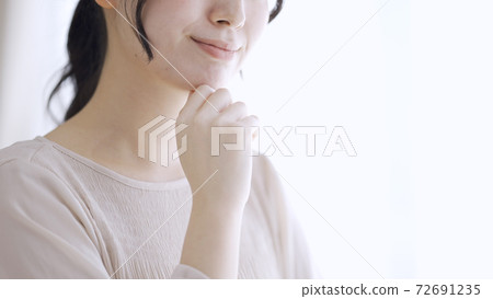 年輕女子的思考 72691235