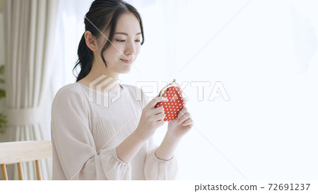 拿著錢包的少婦 72691237