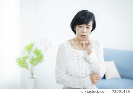 Middle woman beauty image Middle woman beauty image 72691489