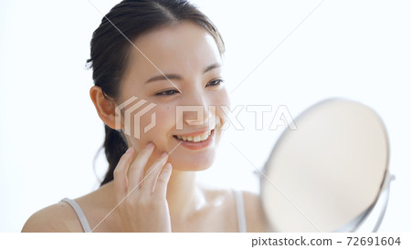 Young woman doing skin care 72691604