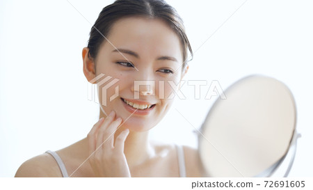 Young woman doing skin care 72691605
