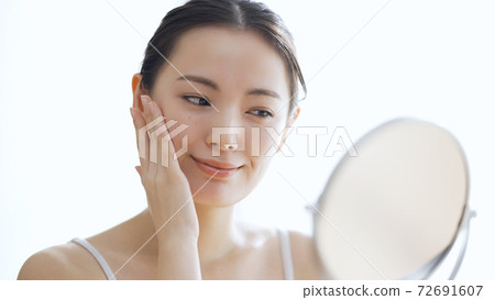 Young woman doing skin care 72691607