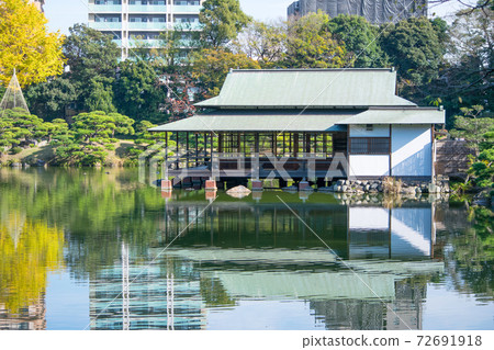 東京都江東區清澄庭園數寄屋式亭子,秋景,東京都政府指定風景名勝 東京都江東區清澄庭園數寄屋式亭子,秋景,東京都政府指定風景名勝 72691918
