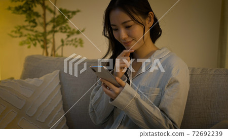 Young woman using a smartphone 72692239