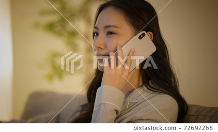 淺談手機的年輕女子 72692268