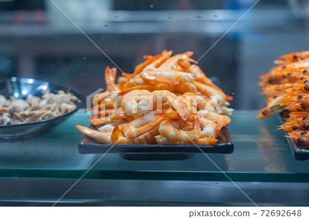 Fresh boiled and peeled tiger shrimps on black plate 72692648
