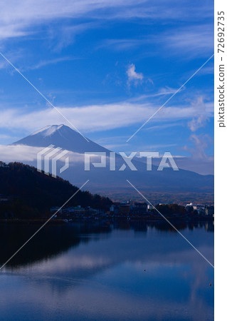 Mt. Fuji in the early morning Mt. Fuji in the early morning 72692735