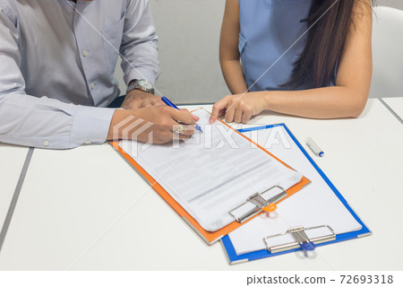 Asian business people hand sign the business contract Asian business people hand sign the business contract 72693318