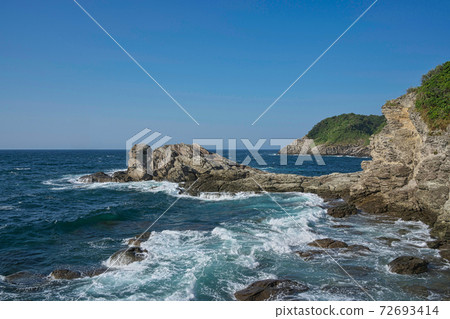 《Tottori Prefecture》 Sunny day, Natsutomari coastal scenery [September] 72693414