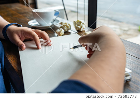 Human hand drawing on sketchbook by pencil at 72693778