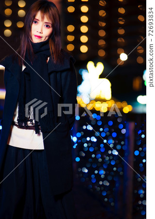 Date-style photo in a park decorated with illuminations Date-style photo in a park decorated with illuminations 72693834