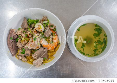 Top view photo of Vietnamese shrimp and pork noodles soup Top view photo of Vietnamese shrimp and pork noodles soup 72693955