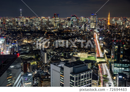 Tokyo night view: View of Tokyo Tower and Roppongi Hills from SHIBUYA SKY 72694483