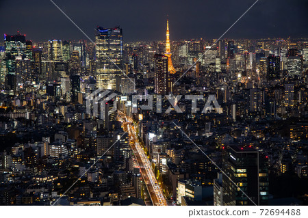 Tokyo night view: View of Tokyo Tower and Roppongi Hills from SHIBUYA SKY 72694488