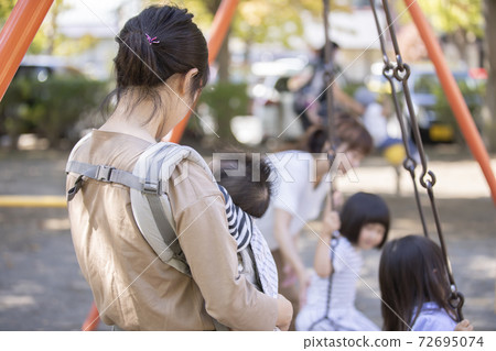 Children and mum friends playing in the park 72695074