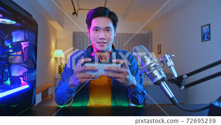 asian man have live stream 72695239