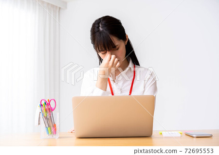少婦在辦公室感到疲倦 少婦在辦公室感到疲倦 72695553