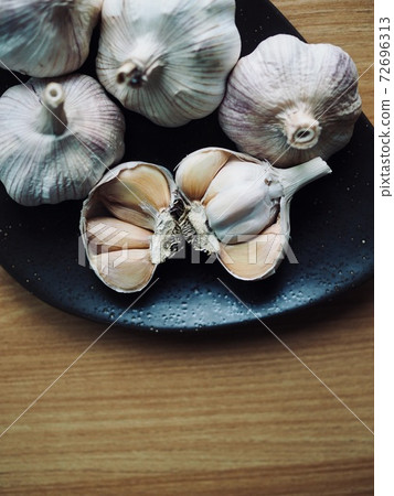 Organic Vegetable Garlic in Ceramic Plate Organic Vegetable Garlic in Ceramic Plate 72696313