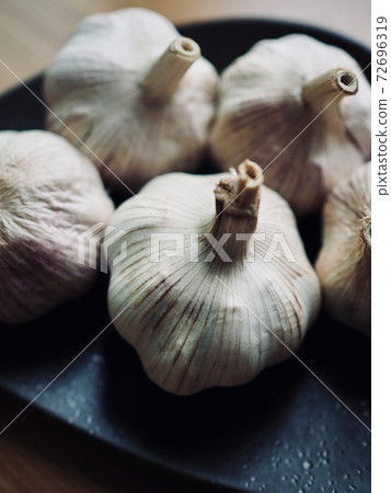 Organic Vegetable Garlic in Ceramic Plate Organic Vegetable Garlic in Ceramic Plate 72696319