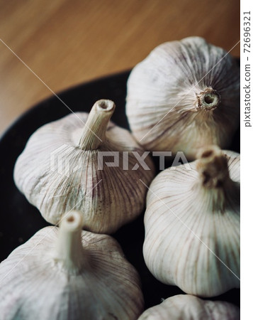 Organic Vegetable Garlic in Ceramic Plate 72696321