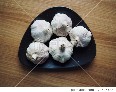 Organic Vegetable Garlic in Ceramic Plate Organic Vegetable Garlic in Ceramic Plate 72696322