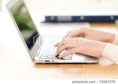 Woman's hand for PC 72697370