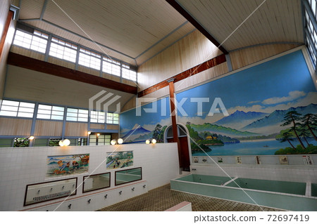 Public bath 72697419