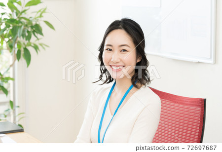 一名年輕女子走向一台電腦 一名年輕女子走向一台電腦 72697687