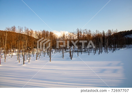 冰雪覆蓋的藍色池塘 72697707