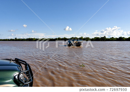 Riverside scenery of the Mekong River flowing through Vietnam 72697930