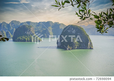 Picturesque sea landscape. Ha Long Bay, Vietnam 72698094