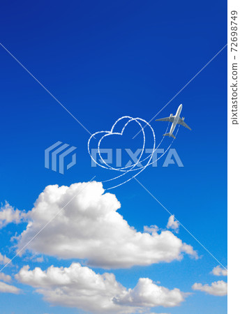 Aircraft draw a heart in the sky 72698749