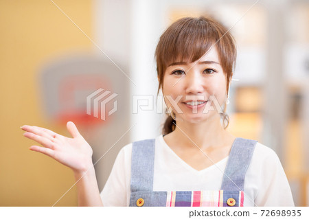 圍裙的婦女戴著透明面具 72698935