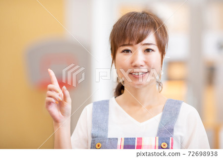 圍裙的婦女戴著透明面具 72698938