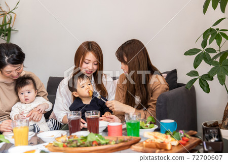 Mom friend having lunch at a baby cafe Mom friend having lunch at a baby cafe 72700607