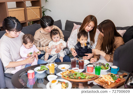 Mom friend having lunch at a baby cafe Mom friend having lunch at a baby cafe 72700609