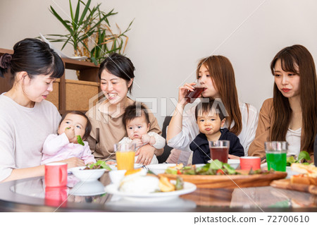Mom friend having lunch at a baby cafe Mom friend having lunch at a baby cafe 72700610