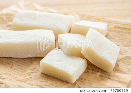 Freshly made pestle mochi 72700819