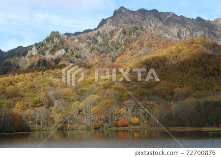 深秋的Togakure山染成錦緞 深秋的Togakure山染成錦緞 72700876